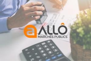 Logo de la société Allô marchés publics avec, en fond, une personne signant un contrat
