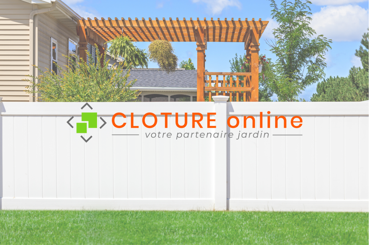Logo de Cloture online avec, en fond, une clôture devant une maison