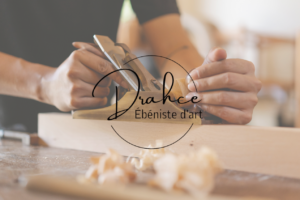 Logo de l'entreprise Drahce Ébéniste avec une personne en train de travailler du bois en fond