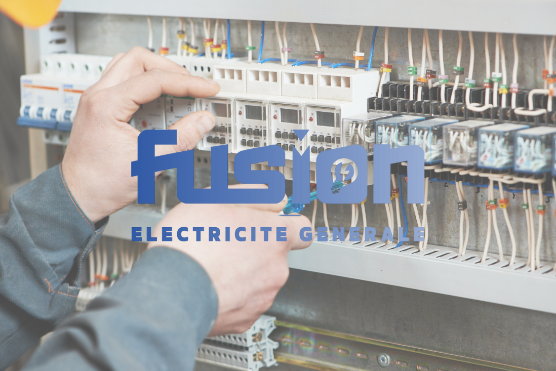 Logo de l'entreprise Fusion SAS avec, en fond, les mains d'une personne en train de réaliser un câblage électrique