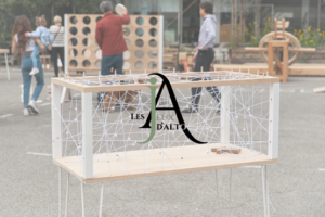 Logo des Jeux d'Alto avec, en fond, des jeux en bois