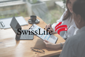 Logo de la société SwissLife avec, en fond, deux personnes en train de discuter autour d'un ordinateur et d'un contrat