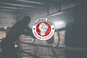 Logo de Training Zone avec, en fond, un boxeur accoudé aux cordes d'un ring