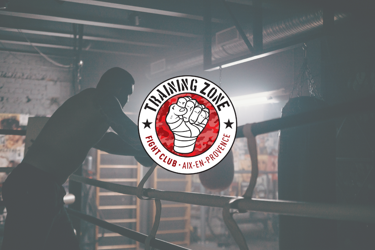 Logo de Training Zone avec, en fond, un boxeur accoudé aux cordes d'un ring