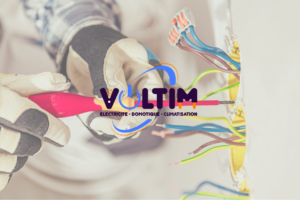 Logo de la société Voltim avec, en fond, une personne munie de gants et d'un tournevis en train de réaliser un montage électrique