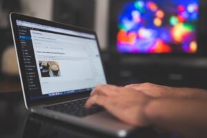 Blogueur en train de rédiger un article sur WordPress