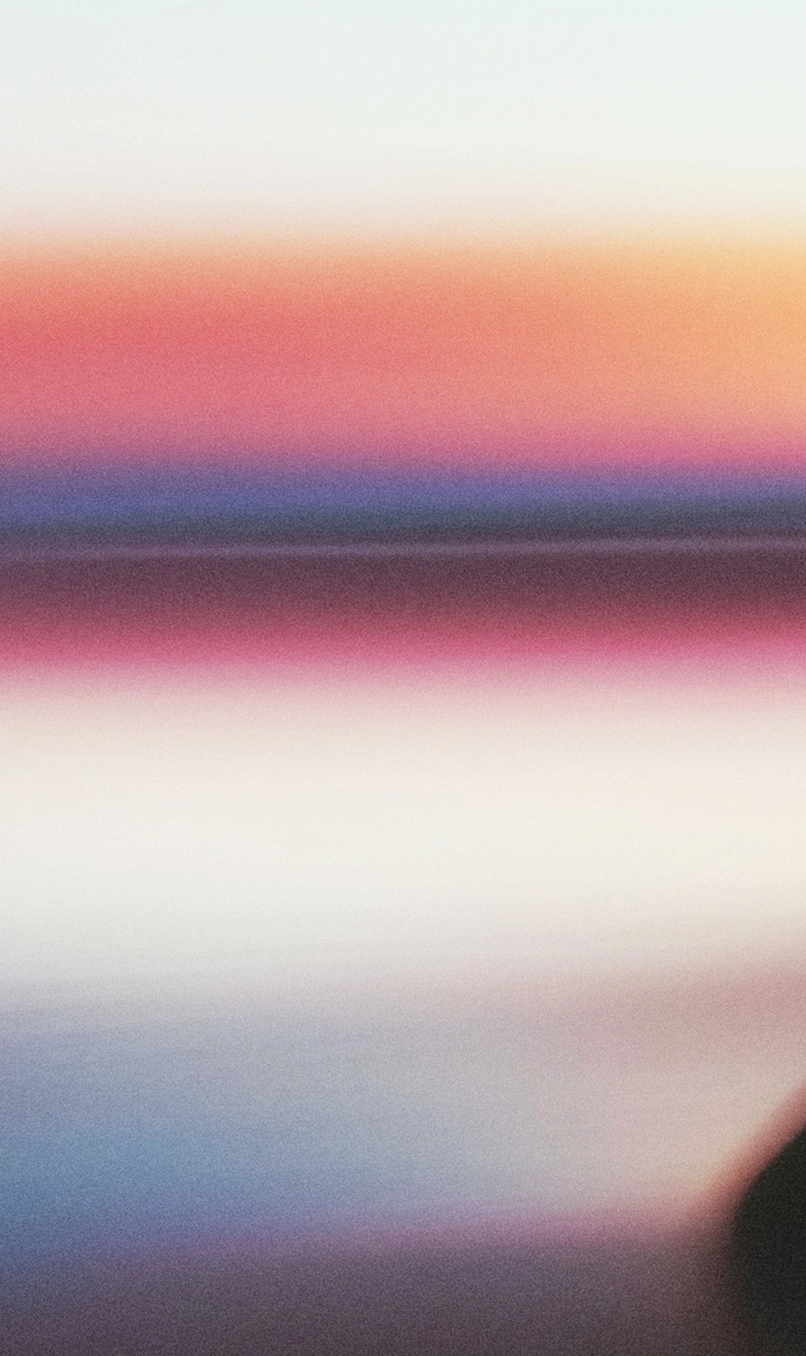 Dégradé flou de couleurs pastel rappelant un horizon sur l’eau.