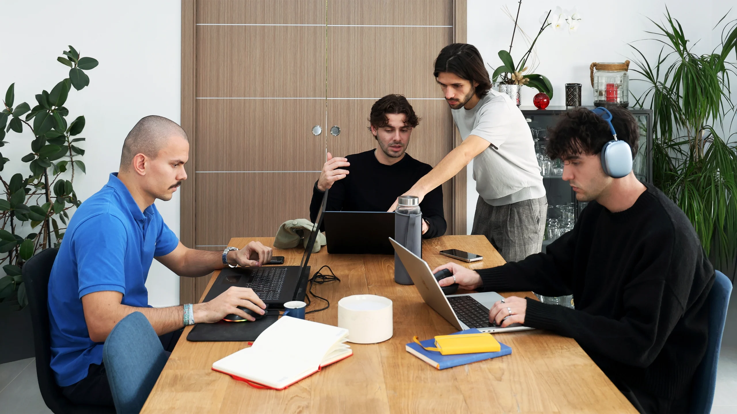 Photo de l'équipe de My Agency en train de travailler autour d'une table.