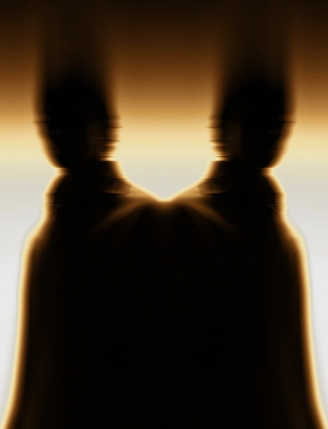 Silhouettes floues de deux personnes, capturées en effet miroir, dans un cadre lumineux.