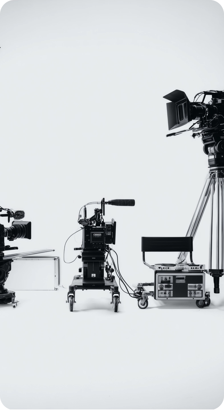 Ensemble de caméras et d’équipements de tournage disposés sur un fond blanc.